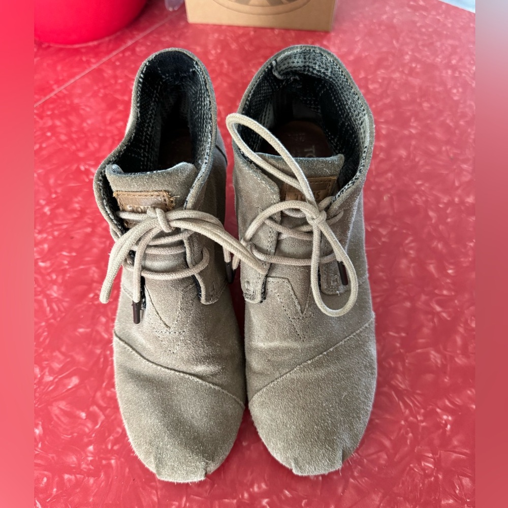 Womens Tom’s - size 6.5